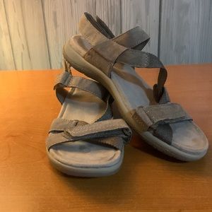 NWOT - WIDE Earth Origins Strappy Sandals